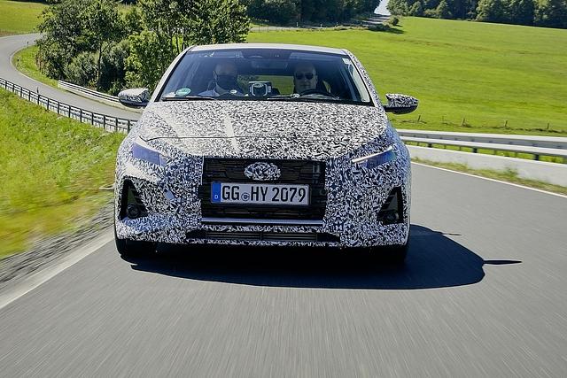 Der Hyundai i20 N Prototyp schlägt sich vor allem auf Landstraßen gut