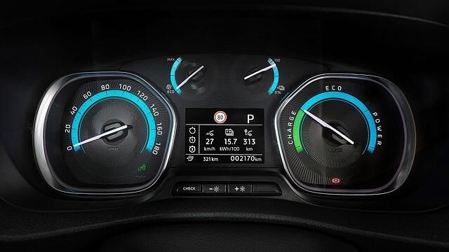 Die Instrumentenanordnung kennt man aus anderen Opel BEV-Modellen