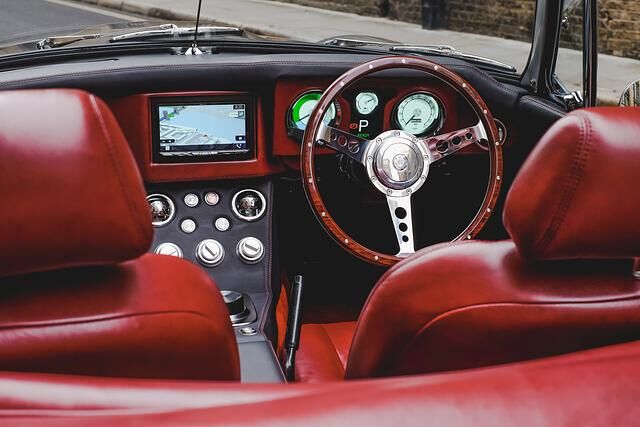 Innen bietet der RBW Roadster die feine englische Art, die Verarbeitung vermittelt allerdings nur Handarbeitsqualität