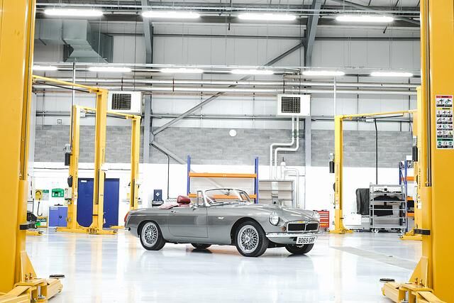 Unter der historisch anmutenden Blechhaut des RBW Roadster stecken ein großer Akku und ein E-Antrieb