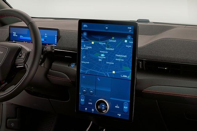 Tesla lässt grüßen: ein 15 Zoll Tablet ist die Kommandozentrale im Ford Mach-E