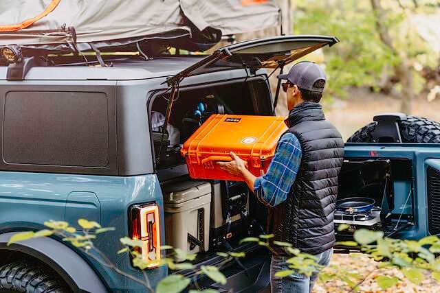 Das für Campinggepäck optimierte Heck bietet auch Kühlschrank und Küche