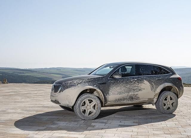 Mit einer Bodenfreiheit von 29,2 Zentimetern thront der EQC 4x4² fast doppelt so hoch über den Untergrund wie der Serien EQC (14 Zentimeter) und übertrifft damit sogar die G-Klasse