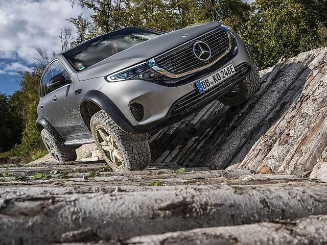 Für die Offroad-Gurus hier die Daten: Böschungswinkel vorne: 31,8 Grad, hinten: 33 Grad und die Wattiefe beträgt 40 Zentimeter