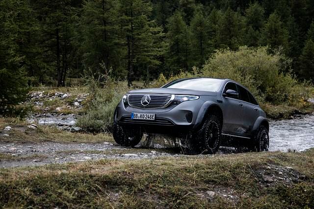 Mercedes EQC 4x4 hoch 2 - Sauber in den Schmutz