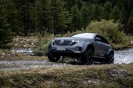 Mercedes EQC 4x4 hoch 2 - Sauber in den Schmutz