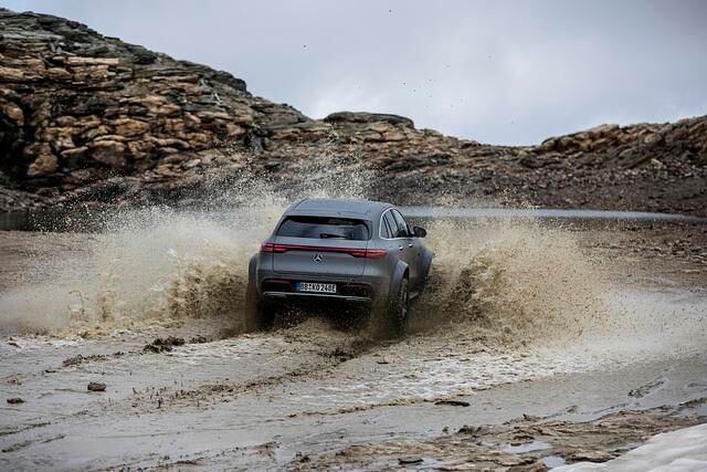 Auch wenn es der 4x42 in der G-Klasse vor ein paar Jahren in Serie gebracht hat, hegt bei Mercedes niemand auch nur ansatzweise die Hoffnung, dass es beim EQC mehr als diesen einen Prototypen geben...