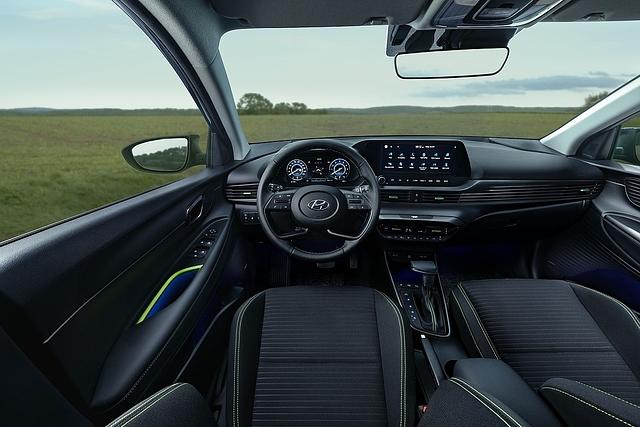 Das Interieur wird von den zwei 10,25 Zoll-Bildschirmen dominiert