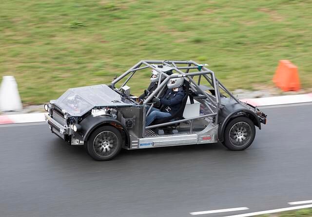 Auf rund 2,5 Tonnen wurde das Rolling Chassis aufgelastet, dennoch bietet es einen sehr spritzigen Antritt