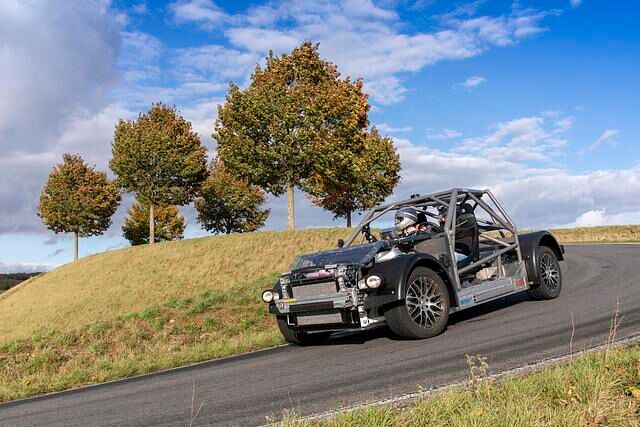 Die Fahrzeugplattform ist ein großer Alukasten, der im Crashfall die große 84-kWh-Batterie schützen soll