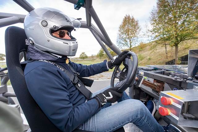 Ist Dieter Schwarzmann - technischer Projektleiter Rolling Chassis bei Bosch - am Lenkrad des Versuchsträgers, bleiben die Bremsen kalt