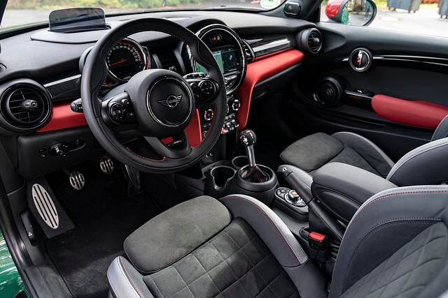 Wer etwas mehr investiert, kann sich den Innenraum des Mini JCW zudem sehr schick einrichten
