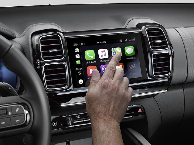 Das Smartphone kann per Apple CarPlay und Adroid Auto in das Infotainment eingebunden werden