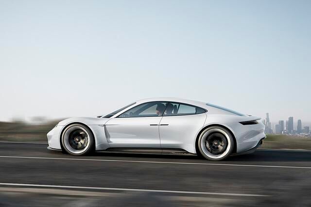 <h2 class='text-lg font-medium md:text-xl md:font-semibold'>Platz 6: Porsche Taycan</h2><p><!-- [if gte mso 9]><xml>
 <o:OfficeDocumentSettings>
  <o:AllowPNG/>
 </o:OfficeDocumentSettings>
</xml><![endif]--> <!-- [if gte mso 9]><xml>
 <w:WordDocument>
  <w:View>Normal</w:View>
  <w:Zoom>0</w:Zoom>
  <w:TrackMoves/>
  <w:TrackFormatting/>
  <w:HyphenationZone>21</w:HyphenationZone>
  <w:PunctuationKerning/>
  <w:ValidateAgainstSchemas/>
  <w:SaveIfXMLInvalid>false</w:SaveIfXMLInvalid>
  <w:IgnoreMixedContent>false</w:IgnoreMixedContent>
  <w:AlwaysShowPlaceholderText>false</w:AlwaysShowPlaceholderText>
  <w:DoNotPromoteQF/>
  <w:LidThemeOther>DE</w:LidThemeOther>
  <w:LidThemeAsian>X-NONE</w:LidThemeAsian>
  <w:LidThemeComplexScript>X-NONE</w:LidThemeComplexScript>
  <w:Compatibility>
   <w:BreakWrappedTables/>
   <w:SnapToGridInCell/>
   <w:WrapTextWithPunct/>
   <w:UseAsianBreakRules/>
   <w:DontGrowAutofit/>
   <w:SplitPgBreakAndParaMark/>
   <w:EnableOpenTypeKerning/>
   <w:DontFlipMirrorIndents/>
   <w:OverrideTableStyleHps/>
  </w:Compatibility>
  <m:mathPr>
   <m:mathFont m:val="Cambria Math"/>
   <m:brkBin m:val="before"/>
   <m:brkBinSub m:val="--"/>
   <m:smallFrac m:val="off"/>
   <m:dispDef/>
   <m:lMargin m:val="0"/>
   <m:rMargin m:val="0"/>
   <m:defJc m:val="centerGroup"/>
   <m:wrapIndent m:val="1440"/>
   <m:intLim m:val="subSup"/>
   <m:naryLim m:val="undOvr"/>
  </m:mathPr></w:WordDocument>
</xml><![endif]--><!-- [if gte mso 9]><xml>
 <w:LatentStyles DefLockedState="false" DefUnhideWhenUsed="false"
  DefSemiHidden="false" DefQFormat="false" DefPriority="99"
  LatentStyleCount="376">
  <w:LsdException Locked="false" Priority="0" QFormat="true" Name="Normal"/>
  <w:LsdException Locked="false" Priority="9" QFormat="true" Name="heading 1"/>
  <w:LsdException Locked="false" Priority="9" SemiHidden="true"
   UnhideWhenUsed="true" QFormat="true" Name="heading 2"/>
  <w:LsdException Locked="false" Priority="9" SemiHidden="true"
   UnhideWhenUsed="true" QFormat="true" Name="heading 3"/>
  <w:LsdException Locked="false" Priority="9" SemiHidden="true"
   UnhideWhenUsed="true" QFormat="true" Name="heading 4"/>
  <w:LsdException Locked="false" Priority="9" SemiHidden="true"
   UnhideWhenUsed="true" QFormat="true" Name="heading 5"/>
  <w:LsdException Locked="false" Priority="9" SemiHidden="true"
   UnhideWhenUsed="true" QFormat="true" Name="heading 6"/>
  <w:LsdException Locked="false" Priority="9" SemiHidden="true"
   UnhideWhenUsed="true" QFormat="true" Name="heading 7"/>
  <w:LsdException Locked="false" Priority="9" SemiHidden="true"
   UnhideWhenUsed="true" QFormat="true" Name="heading 8"/>
  <w:LsdException Locked="false" Priority="9" SemiHidden="true"
   UnhideWhenUsed="true" QFormat="true" Name="heading 9"/>
  <w:LsdException Locked="false" SemiHidden="true" UnhideWhenUsed="true"
   Name="index 1"/>
  <w:LsdException Locked="false" SemiHidden="true" UnhideWhenUsed="true"
   Name="index 2"/>
  <w:LsdException Locked="false" SemiHidden="true" UnhideWhenUsed="true"
   Name="index 3"/>
  <w:LsdException Locked="false" SemiHidden="true" UnhideWhenUsed="true"
   Name="index 4"/>
  <w:LsdException Locked="false" SemiHidden="true" UnhideWhenUsed="true"
   Name="index 5"/>
  <w:LsdException Locked="false" SemiHidden="true" UnhideWhenUsed="true"
   Name="index 6"/>
  <w:LsdException Locked="false" SemiHidden="true" UnhideWhenUsed="true"
   Name="index 7"/>
  <w:LsdException Locked="false" SemiHidden="true" UnhideWhenUsed="true"
   Name="index 8"/>
  <w:LsdException Locked="false" SemiHidden="true" UnhideWhenUsed="true"
   Name="index 9"/>
  <w:LsdException Locked="false" Priority="39" SemiHidden="true"
   UnhideWhenUsed="true" Name="toc 1"/>
  <w:LsdException Locked="false" Priority="39" SemiHidden="true"
   UnhideWhenUsed="true" Name="toc 2"/>
  <w:LsdException Locked="false" Priority="39" SemiHidden="true"
   UnhideWhenUsed="true" Name="toc 3"/>
  <w:LsdException Locked="false" Priority="39" SemiHidden="true"
   UnhideWhenUsed="true" Name="toc 4"/>
  <w:LsdException Locked="false" Priority="39" SemiHidden="true"
   UnhideWhenUsed="true" Name="toc 5"/>
  <w:LsdException Locked="false" Priority="39" SemiHidden="true"
   UnhideWhenUsed="true" Name="toc 6"/>
  <w:LsdException Locked="false" Priority="39" SemiHidden="true"
   UnhideWhenUsed="true" Name="toc 7"/>
  <w:LsdException Locked="false" Priority="39" SemiHidden="true"
   UnhideWhenUsed="true" Name="toc 8"/>
  <w:LsdException Locked="false" Priority="39" SemiHidden="true"
   UnhideWhenUsed="true" Name="toc 9"/>
  <w:LsdException Locked="false" SemiHidden="true" UnhideWhenUsed="true"
   Name="Normal Indent"/>
  <w:LsdException Locked="false" SemiHidden="true" UnhideWhenUsed="true"
   Name="footnote text"/>
  <w:LsdException Locked="false" SemiHidden="true" UnhideWhenUsed="true"
   Name="annotation text"/>
  <w:LsdException Locked="false" SemiHidden="true" UnhideWhenUsed="true"
   Name="header"/>
  <w:LsdException Locked="false" SemiHidden="true" UnhideWhenUsed="true"
   Name="footer"/>
  <w:LsdException Locked="false" SemiHidden="true" UnhideWhenUsed="true"
   Name="index heading"/>
  <w:LsdException Locked="false" Priority="35" SemiHidden="true"
   UnhideWhenUsed="true" QFormat="true" Name="caption"/>
  <w:LsdException Locked="false" SemiHidden="true" UnhideWhenUsed="true"
   Name="table of figures"/>
  <w:LsdException Locked="false" SemiHidden="true" UnhideWhenUsed="true"
   Name="envelope address"/>
  <w:LsdException Locked="false" SemiHidden="true" UnhideWhenUsed="true"
   Name="envelope return"/>
  <w:LsdException Locked="false" SemiHidden="true" UnhideWhenUsed="true"
   Name="footnote reference"/>
  <w:LsdException Locked="false" SemiHidden="true" UnhideWhenUsed="true"
   Name="annotation reference"/>
  <w:LsdException Locked="false" SemiHidden="true" UnhideWhenUsed="true"
   Name="line number"/>
  <w:LsdException Locked="false" SemiHidden="true" UnhideWhenUsed="true"
   Name="page number"/>
  <w:LsdException Locked="false" SemiHidden="true" UnhideWhenUsed="true"
   Name="endnote reference"/>
  <w:LsdException Locked="false" SemiHidden="true" UnhideWhenUsed="true"
   Name="endnote text"/>
  <w:LsdException Locked="false" SemiHidden="true" UnhideWhenUsed="true"
   Name="table of authorities"/>
  <w:LsdException Locked="false" SemiHidden="true" UnhideWhenUsed="true"
   Name="macro"/>
  <w:LsdException Locked="false" SemiHidden="true" UnhideWhenUsed="true"
   Name="toa heading"/>
  <w:LsdException Locked="false" SemiHidden="true" UnhideWhenUsed="true"
   Name="List"/>
  <w:LsdException Locked="false" SemiHidden="true" UnhideWhenUsed="true"
   Name="List Bullet"/>
  <w:LsdException Locked="false" SemiHidden="true" UnhideWhenUsed="true"
   Name="List Number"/>
  <w:LsdException Locked="false" SemiHidden="true" UnhideWhenUsed="true"
   Name="List 2"/>
  <w:LsdException Locked="false" SemiHidden="true" UnhideWhenUsed="true"
   Name="List 3"/>
  <w:LsdException Locked="false" SemiHidden="true" UnhideWhenUsed="true"
   Name="List 4"/>
  <w:LsdException Locked="false" SemiHidden="true" UnhideWhenUsed="true"
   Name="List 5"/>
  <w:LsdException Locked="false" SemiHidden="true" UnhideWhenUsed="true"
   Name="List Bullet 2"/>
  <w:LsdException Locked="false" SemiHidden="true" UnhideWhenUsed="true"
   Name="List Bullet 3"/>
  <w:LsdException Locked="false" SemiHidden="true" UnhideWhenUsed="true"
   Name="List Bullet 4"/>
  <w:LsdException Locked="false" SemiHidden="true" UnhideWhenUsed="true"
   Name="List Bullet 5"/>
  <w:LsdException Locked="false" SemiHidden="true" UnhideWhenUsed="true"
   Name="List Number 2"/>
  <w:LsdException Locked="false" SemiHidden="true" UnhideWhenUsed="true"
   Name="List Number 3"/>
  <w:LsdException Locked="false" SemiHidden="true" UnhideWhenUsed="true"
   Name="List Number 4"/>
  <w:LsdException Locked="false" SemiHidden="true" UnhideWhenUsed="true"
   Name="List Number 5"/>
  <w:LsdException Locked="false" Priority="10" QFormat="true" Name="Title"/>
  <w:LsdException Locked="false" SemiHidden="true" UnhideWhenUsed="true"
   Name="Closing"/>
  <w:LsdException Locked="false" SemiHidden="true" UnhideWhenUsed="true"
   Name="Signature"/>
  <w:LsdException Locked="false" Priority="1" SemiHidden="true"
   UnhideWhenUsed="true" Name="Default Paragraph Font"/>
  <w:LsdException Locked="false" SemiHidden="true" UnhideWhenUsed="true"
   Name="Body Text"/>
  <w:LsdException Locked="false" SemiHidden="true" UnhideWhenUsed="true"
   Name="Body Text Indent"/>
  <w:LsdException Locked="false" SemiHidden="true" UnhideWhenUsed="true"
   Name="List Continue"/>
  <w:LsdException Locked="false" SemiHidden="true" UnhideWhenUsed="true"
   Name="List Continue 2"/>
  <w:LsdException Locked="false" SemiHidden="true" UnhideWhenUsed="true"
   Name="List Continue 3"/>
  <w:LsdException Locked="false" SemiHidden="true" UnhideWhenUsed="true"
   Name="List Continue 4"/>
  <w:LsdException Locked="false" SemiHidden="true" UnhideWhenUsed="true"
   Name="List Continue 5"/>
  <w:LsdException Locked="false" SemiHidden="true" UnhideWhenUsed="true"
   Name="Message Header"/>
  <w:LsdException Locked="false" Priority="11" QFormat="true" Name="Subtitle"/>
  <w:LsdException Locked="false" SemiHidden="true" UnhideWhenUsed="true"
   Name="Salutation"/>
  <w:LsdException Locked="false" SemiHidden="true" UnhideWhenUsed="true"
   Name="Date"/>
  <w:LsdException Locked="false" SemiHidden="true" UnhideWhenUsed="true"
   Name="Body Text First Indent"/>
  <w:LsdException Locked="false" SemiHidden="true" UnhideWhenUsed="true"
   Name="Body Text First Indent 2"/>
  <w:LsdException Locked="false" SemiHidden="true" UnhideWhenUsed="true"
   Name="Note Heading"/>
  <w:LsdException Locked="false" SemiHidden="true" UnhideWhenUsed="true"
   Name="Body Text 2"/>
  <w:LsdException Locked="false" SemiHidden="true" UnhideWhenUsed="true"
   Name="Body Text 3"/>
  <w:LsdException Locked="false" SemiHidden="true" UnhideWhenUsed="true"
   Name="Body Text Indent 2"/>
  <w:LsdException Locked="false" SemiHidden="true" UnhideWhenUsed="true"
   Name="Body Text Indent 3"/>
  <w:LsdException Locked="false" SemiHidden="true" UnhideWhenUsed="true"
   Name="Block Text"/>
  <w:LsdException Locked="false" SemiHidden="true" UnhideWhenUsed="true"
   Name="Hyperlink"/>
  <w:LsdException Locked="false" SemiHidden="true" UnhideWhenUsed="true"
   Name="FollowedHyperlink"/>
  <w:LsdException Locked="false" Priority="22" QFormat="true" Name="Strong"/>
  <w:LsdException Locked="false" Priority="20" QFormat="true" Name="Emphasis"/>
  <w:LsdException Locked="false" SemiHidden="true" UnhideWhenUsed="true"
   Name="Document Map"/>
  <w:LsdException Locked="false" SemiHidden="true" UnhideWhenUsed="true"
   Name="Plain Text"/>
  <w:LsdException Locked="false" SemiHidden="true" UnhideWhenUsed="true"
   Name="E-mail Signature"/>
  <w:LsdException Locked="false" SemiHidden="true" UnhideWhenUsed="true"
   Name="HTML Top of Form"/>
  <w:LsdException Locked="false" SemiHidden="true" UnhideWhenUsed="true"
   Name="HTML Bottom of Form"/>
  <w:LsdException Locked="false" SemiHidden="true" UnhideWhenUsed="true"
   Name="Normal (Web)"/>
  <w:LsdException Locked="false" SemiHidden="true" UnhideWhenUsed="true"
   Name="HTML Acronym"/>
  <w:LsdException Locked="false" SemiHidden="true" UnhideWhenUsed="true"
   Name="HTML Address"/>
  <w:LsdException Locked="false" SemiHidden="true" UnhideWhenUsed="true"
   Name="HTML Cite"/>
  <w:LsdException Locked="false" SemiHidden="true" UnhideWhenUsed="true"
   Name="HTML Code"/>
  <w:LsdException Locked="false" SemiHidden="true" UnhideWhenUsed="true"
   Name="HTML Definition"/>
  <w:LsdException Locked="false" SemiHidden="true" UnhideWhenUsed="true"
   Name="HTML Keyboard"/>
  <w:LsdException Locked="false" SemiHidden="true" UnhideWhenUsed="true"
   Name="HTML Preformatted"/>
  <w:LsdException Locked="false" SemiHidden="true" UnhideWhenUsed="true"
   Name="HTML Sample"/>
  <w:LsdException Locked="false" SemiHidden="true" UnhideWhenUsed="true"
   Name="HTML Typewriter"/>
  <w:LsdException Locked="false" SemiHidden="true" UnhideWhenUsed="true"
   Name="HTML Variable"/>
  <w:LsdException Locked="false" SemiHidden="true" UnhideWhenUsed="true"
   Name="Normal Table"/>
  <w:LsdException Locked="false" SemiHidden="true" UnhideWhenUsed="true"
   Name="annotation subject"/>
  <w:LsdException Locked="false" SemiHidden="true" UnhideWhenUsed="true"
   Name="No List"/>
  <w:LsdException Locked="false" SemiHidden="true" UnhideWhenUsed="true"
   Name="Outline List 1"/>
  <w:LsdException Locked="false" SemiHidden="true" UnhideWhenUsed="true"
   Name="Outline List 2"/>
  <w:LsdException Locked="false" SemiHidden="true" UnhideWhenUsed="true"
   Name="Outline List 3"/>
  <w:LsdException Locked="false" SemiHidden="true" UnhideWhenUsed="true"
   Name="Table Simple 1"/>
  <w:LsdException Locked="false" SemiHidden="true" UnhideWhenUsed="true"
   Name="Table Simple 2"/>
  <w:LsdException Locked="false" SemiHidden="true" UnhideWhenUsed="true"
   Name="Table Simple 3"/>
  <w:LsdException Locked="false" SemiHidden="true" UnhideWhenUsed="true"
   Name="Table Classic 1"/>
  <w:LsdException Locked="false" SemiHidden="true" UnhideWhenUsed="true"
   Name="Table Classic 2"/>
  <w:LsdException Locked="false" SemiHidden="true" UnhideWhenUsed="true"
   Name="Table Classic 3"/>
  <w:LsdException Locked="false" SemiHidden="true" UnhideWhenUsed="true"
   Name="Table Classic 4"/>
  <w:LsdException Locked="false" SemiHidden="true" UnhideWhenUsed="true"
   Name="Table Colorful 1"/>
  <w:LsdException Locked="false" SemiHidden="true" UnhideWhenUsed="true"
   Name="Table Colorful 2"/>
  <w:LsdException Locked="false" SemiHidden="true" UnhideWhenUsed="true"
   Name="Table Colorful 3"/>
  <w:LsdException Locked="false" SemiHidden="true" UnhideWhenUsed="true"
   Name="Table Columns 1"/>
  <w:LsdException Locked="false" SemiHidden="true" UnhideWhenUsed="true"
   Name="Table Columns 2"/>
  <w:LsdException Locked="false" SemiHidden="true" UnhideWhenUsed="true"
   Name="Table Columns 3"/>
  <w:LsdException Locked="false" SemiHidden="true" UnhideWhenUsed="true"
   Name="Table Columns 4"/>
  <w:LsdException Locked="false" SemiHidden="true" UnhideWhenUsed="true"
   Name="Table Columns 5"/>
  <w:LsdException Locked="false" SemiHidden="true" UnhideWhenUsed="true"
   Name="Table Grid 1"/>
  <w:LsdException Locked="false" SemiHidden="true" UnhideWhenUsed="true"
   Name="Table Grid 2"/>
  <w:LsdException Locked="false" SemiHidden="true" UnhideWhenUsed="true"
   Name="Table Grid 3"/>
  <w:LsdException Locked="false" SemiHidden="true" UnhideWhenUsed="true"
   Name="Table Grid 4"/>
  <w:LsdException Locked="false" SemiHidden="true" UnhideWhenUsed="true"
   Name="Table Grid 5"/>
  <w:LsdException Locked="false" SemiHidden="true" UnhideWhenUsed="true"
   Name="Table Grid 6"/>
  <w:LsdException Locked="false" SemiHidden="true" UnhideWhenUsed="true"
   Name="Table Grid 7"/>
  <w:LsdException Locked="false" SemiHidden="true" UnhideWhenUsed="true"
   Name="Table Grid 8"/>
  <w:LsdException Locked="false" SemiHidden="true" UnhideWhenUsed="true"
   Name="Table List 1"/>
  <w:LsdException Locked="false" SemiHidden="true" UnhideWhenUsed="true"
   Name="Table List 2"/>
  <w:LsdException Locked="false" SemiHidden="true" UnhideWhenUsed="true"
   Name="Table List 3"/>
  <w:LsdException Locked="false" SemiHidden="true" UnhideWhenUsed="true"
   Name="Table List 4"/>
  <w:LsdException Locked="false" SemiHidden="true" UnhideWhenUsed="true"
   Name="Table List 5"/>
  <w:LsdException Locked="false" SemiHidden="true" UnhideWhenUsed="true"
   Name="Table List 6"/>
  <w:LsdException Locked="false" SemiHidden="true" UnhideWhenUsed="true"
   Name="Table List 7"/>
  <w:LsdException Locked="false" SemiHidden="true" UnhideWhenUsed="true"
   Name="Table List 8"/>
  <w:LsdException Locked="false" SemiHidden="true" UnhideWhenUsed="true"
   Name="Table 3D effects 1"/>
  <w:LsdException Locked="false" SemiHidden="true" UnhideWhenUsed="true"
   Name="Table 3D effects 2"/>
  <w:LsdException Locked="false" SemiHidden="true" UnhideWhenUsed="true"
   Name="Table 3D effects 3"/>
  <w:LsdException Locked="false" SemiHidden="true" UnhideWhenUsed="true"
   Name="Table Contemporary"/>
  <w:LsdException Locked="false" SemiHidden="true" UnhideWhenUsed="true"
   Name="Table Elegant"/>
  <w:LsdException Locked="false" SemiHidden="true" UnhideWhenUsed="true"
   Name="Table Professional"/>
  <w:LsdException Locked="false" SemiHidden="true" UnhideWhenUsed="true"
   Name="Table Subtle 1"/>
  <w:LsdException Locked="false" SemiHidden="true" UnhideWhenUsed="true"
   Name="Table Subtle 2"/>
  <w:LsdException Locked="false" SemiHidden="true" UnhideWhenUsed="true"
   Name="Table Web 1"/>
  <w:LsdException Locked="false" SemiHidden="true" UnhideWhenUsed="true"
   Name="Table Web 2"/>
  <w:LsdException Locked="false" SemiHidden="true" UnhideWhenUsed="true"
   Name="Table Web 3"/>
  <w:LsdException Locked="false" SemiHidden="true" UnhideWhenUsed="true"
   Name="Balloon Text"/>
  <w:LsdException Locked="false" Priority="39" Name="Table Grid"/>
  <w:LsdException Locked="false" SemiHidden="true" UnhideWhenUsed="true"
   Name="Table Theme"/>
  <w:LsdException Locked="false" SemiHidden="true" Name="Placeholder Text"/>
  <w:LsdException Locked="false" Priority="1" QFormat="true" Name="No Spacing"/>
  <w:LsdException Locked="false" Priority="60" Name="Light Shading"/>
  <w:LsdException Locked="false" Priority="61" Name="Light List"/>
  <w:LsdException Locked="false" Priority="62" Name="Light Grid"/>
  <w:LsdException Locked="false" Priority="63" Name="Medium Shading 1"/>
  <w:LsdException Locked="false" Priority="64" Name="Medium Shading 2"/>
  <w:LsdException Locked="false" Priority="65" Name="Medium List 1"/>
  <w:LsdException Locked="false" Priority="66" Name="Medium List 2"/>
  <w:LsdException Locked="false" Priority="67" Name="Medium Grid 1"/>
  <w:LsdException Locked="false" Priority="68" Name="Medium Grid 2"/>
  <w:LsdException Locked="false" Priority="69" Name="Medium Grid 3"/>
  <w:LsdException Locked="false" Priority="70" Name="Dark List"/>
  <w:LsdException Locked="false" Priority="71" Name="Colorful Shading"/>
  <w:LsdException Locked="false" Priority="72" Name="Colorful List"/>
  <w:LsdException Locked="false" Priority="73" Name="Colorful Grid"/>
  <w:LsdException Locked="false" Priority="60" Name="Light Shading Accent 1"/>
  <w:LsdException Locked="false" Priority="61" Name="Light List Accent 1"/>
  <w:LsdException Locked="false" Priority="62" Name="Light Grid Accent 1"/>
  <w:LsdException Locked="false" Priority="63" Name="Medium Shading 1 Accent 1"/>
  <w:LsdException Locked="false" Priority="64" Name="Medium Shading 2 Accent 1"/>
  <w:LsdException Locked="false" Priority="65" Name="Medium List 1 Accent 1"/>
  <w:LsdException Locked="false" SemiHidden="true" Name="Revision"/>
  <w:LsdException Locked="false" Priority="34" QFormat="true"
   Name="List Paragraph"/>
  <w:LsdException Locked="false" Priority="29" QFormat="true" Name="Quote"/>
  <w:LsdException Locked="false" Priority="30" QFormat="true"
   Name="Intense Quote"/>
  <w:LsdException Locked="false" Priority="66" Name="Medium List 2 Accent 1"/>
  <w:LsdException Locked="false" Priority="67" Name="Medium Grid 1 Accent 1"/>
  <w:LsdException Locked="false" Priority="68" Name="Medium Grid 2 Accent 1"/>
  <w:LsdException Locked="false" Priority="69" Name="Medium Grid 3 Accent 1"/>
  <w:LsdException Locked="false" Priority="70" Name="Dark List Accent 1"/>
  <w:LsdException Locked="false" Priority="71" Name="Colorful Shading Accent 1"/>
  <w:LsdException Locked="false" Priority="72" Name="Colorful List Accent 1"/>
  <w:LsdException Locked="false" Priority="73" Name="Colorful Grid Accent 1"/>
  <w:LsdException Locked="false" Priority="60" Name="Light Shading Accent 2"/>
  <w:LsdException Locked="false" Priority="61" Name="Light List Accent 2"/>
  <w:LsdException Locked="false" Priority="62" Name="Light Grid Accent 2"/>
  <w:LsdException Locked="false" Priority="63" Name="Medium Shading 1 Accent 2"/>
  <w:LsdException Locked="false" Priority="64" Name="Medium Shading 2 Accent 2"/>
  <w:LsdException Locked="false" Priority="65" Name="Medium List 1 Accent 2"/>
  <w:LsdException Locked="false" Priority="66" Name="Medium List 2 Accent 2"/>
  <w:LsdException Locked="false" Priority="67" Name="Medium Grid 1 Accent 2"/>
  <w:LsdException Locked="false" Priority="68" Name="Medium Grid 2 Accent 2"/>
  <w:LsdException Locked="false" Priority="69" Name="Medium Grid 3 Accent 2"/>
  <w:LsdException Locked="false" Priority="70" Name="Dark List Accent 2"/>
  <w:LsdException Locked="false" Priority="71" Name="Colorful Shading Accent 2"/>
  <w:LsdException Locked="false" Priority="72" Name="Colorful List Accent 2"/>
  <w:LsdException Locked="false" Priority="73" Name="Colorful Grid Accent 2"/>
  <w:LsdException Locked="false" Priority="60" Name="Light Shading Accent 3"/>
  <w:LsdException Locked="false" Priority="61" Name="Light List Accent 3"/>
  <w:LsdException Locked="false" Priority="62" Name="Light Grid Accent 3"/>
  <w:LsdException Locked="false" Priority="63" Name="Medium Shading 1 Accent 3"/>
  <w:LsdException Locked="false" Priority="64" Name="Medium Shading 2 Accent 3"/>
  <w:LsdException Locked="false" Priority="65" Name="Medium List 1 Accent 3"/>
  <w:LsdException Locked="false" Priority="66" Name="Medium List 2 Accent 3"/>
  <w:LsdException Locked="false" Priority="67" Name="Medium Grid 1 Accent 3"/>
  <w:LsdException Locked="false" Priority="68" Name="Medium Grid 2 Accent 3"/>
  <w:LsdException Locked="false" Priority="69" Name="Medium Grid 3 Accent 3"/>
  <w:LsdException Locked="false" Priority="70" Name="Dark List Accent 3"/>
  <w:LsdException Locked="false" Priority="71" Name="Colorful Shading Accent 3"/>
  <w:LsdException Locked="false" Priority="72" Name="Colorful List Accent 3"/>
  <w:LsdException Locked="false" Priority="73" Name="Colorful Grid Accent 3"/>
  <w:LsdException Locked="false" Priority="60" Name="Light Shading Accent 4"/>
  <w:LsdException Locked="false" Priority="61" Name="Light List Accent 4"/>
  <w:LsdException Locked="false" Priority="62" Name="Light Grid Accent 4"/>
  <w:LsdException Locked="false" Priority="63" Name="Medium Shading 1 Accent 4"/>
  <w:LsdException Locked="false" Priority="64" Name="Medium Shading 2 Accent 4"/>
  <w:LsdException Locked="false" Priority="65" Name="Medium List 1 Accent 4"/>
  <w:LsdException Locked="false" Priority="66" Name="Medium List 2 Accent 4"/>
  <w:LsdException Locked="false" Priority="67" Name="Medium Grid 1 Accent 4"/>
  <w:LsdException Locked="false" Priority="68" Name="Medium Grid 2 Accent 4"/>
  <w:LsdException Locked="false" Priority="69" Name="Medium Grid 3 Accent 4"/>
  <w:LsdException Locked="false" Priority="70" Name="Dark List Accent 4"/>
  <w:LsdException Locked="false" Priority="71" Name="Colorful Shading Accent 4"/>
  <w:LsdException Locked="false" Priority="72" Name="Colorful List Accent 4"/>
  <w:LsdException Locked="false" Priority="73" Name="Colorful Grid Accent 4"/>
  <w:LsdException Locked="false" Priority="60" Name="Light Shading Accent 5"/>
  <w:LsdException Locked="false" Priority="61" Name="Light List Accent 5"/>
  <w:LsdException Locked="false" Priority="62" Name="Light Grid Accent 5"/>
  <w:LsdException Locked="false" Priority="63" Name="Medium Shading 1 Accent 5"/>
  <w:LsdException Locked="false" Priority="64" Name="Medium Shading 2 Accent 5"/>
  <w:LsdException Locked="false" Priority="65" Name="Medium List 1 Accent 5"/>
  <w:LsdException Locked="false" Priority="66" Name="Medium List 2 Accent 5"/>
  <w:LsdException Locked="false" Priority="67" Name="Medium Grid 1 Accent 5"/>
  <w:LsdException Locked="false" Priority="68" Name="Medium Grid 2 Accent 5"/>
  <w:LsdException Locked="false" Priority="69" Name="Medium Grid 3 Accent 5"/>
  <w:LsdException Locked="false" Priority="70" Name="Dark List Accent 5"/>
  <w:LsdException Locked="false" Priority="71" Name="Colorful Shading Accent 5"/>
  <w:LsdException Locked="false" Priority="72" Name="Colorful List Accent 5"/>
  <w:LsdException Locked="false" Priority="73" Name="Colorful Grid Accent 5"/>
  <w:LsdException Locked="false" Priority="60" Name="Light Shading Accent 6"/>
  <w:LsdException Locked="false" Priority="61" Name="Light List Accent 6"/>
  <w:LsdException Locked="false" Priority="62" Name="Light Grid Accent 6"/>
  <w:LsdException Locked="false" Priority="63" Name="Medium Shading 1 Accent 6"/>
  <w:LsdException Locked="false" Priority="64" Name="Medium Shading 2 Accent 6"/>
  <w:LsdException Locked="false" Priority="65" Name="Medium List 1 Accent 6"/>
  <w:LsdException Locked="false" Priority="66" Name="Medium List 2 Accent 6"/>
  <w:LsdException Locked="false" Priority="67" Name="Medium Grid 1 Accent 6"/>
  <w:LsdException Locked="false" Priority="68" Name="Medium Grid 2 Accent 6"/>
  <w:LsdException Locked="false" Priority="69" Name="Medium Grid 3 Accent 6"/>
  <w:LsdException Locked="false" Priority="70" Name="Dark List Accent 6"/>
  <w:LsdException Locked="false" Priority="71" Name="Colorful Shading Accent 6"/>
  <w:LsdException Locked="false" Priority="72" Name="Colorful List Accent 6"/>
  <w:LsdException Locked="false" Priority="73" Name="Colorful Grid Accent 6"/>
  <w:LsdException Locked="false" Priority="19" QFormat="true"
   Name="Subtle Emphasis"/>
  <w:LsdException Locked="false" Priority="21" QFormat="true"
   Name="Intense Emphasis"/>
  <w:LsdException Locked="false" Priority="31" QFormat="true"
   Name="Subtle Reference"/>
  <w:LsdException Locked="false" Priority="32" QFormat="true"
   Name="Intense Reference"/>
  <w:LsdException Locked="false" Priority="33" QFormat="true" Name="Book Title"/>
  <w:LsdException Locked="false" Priority="37" SemiHidden="true"
   UnhideWhenUsed="true" Name="Bibliography"/>
  <w:LsdException Locked="false" Priority="39" SemiHidden="true"
   UnhideWhenUsed="true" QFormat="true" Name="TOC Heading"/>
  <w:LsdException Locked="false" Priority="41" Name="Plain Table 1"/>
  <w:LsdException Locked="false" Priority="42" Name="Plain Table 2"/>
  <w:LsdException Locked="false" Priority="43" Name="Plain Table 3"/>
  <w:LsdException Locked="false" Priority="44" Name="Plain Table 4"/>
  <w:LsdException Locked="false" Priority="45" Name="Plain Table 5"/>
  <w:LsdException Locked="false" Priority="40" Name="Grid Table Light"/>
  <w:LsdException Locked="false" Priority="46" Name="Grid Table 1 Light"/>
  <w:LsdException Locked="false" Priority="47" Name="Grid Table 2"/>
  <w:LsdException Locked="false" Priority="48" Name="Grid Table 3"/>
  <w:LsdException Locked="false" Priority="49" Name="Grid Table 4"/>
  <w:LsdException Locked="false" Priority="50" Name="Grid Table 5 Dark"/>
  <w:LsdException Locked="false" Priority="51" Name="Grid Table 6 Colorful"/>
  <w:LsdException Locked="false" Priority="52" Name="Grid Table 7 Colorful"/>
  <w:LsdException Locked="false" Priority="46"
   Name="Grid Table 1 Light Accent 1"/>
  <w:LsdException Locked="false" Priority="47" Name="Grid Table 2 Accent 1"/>
  <w:LsdException Locked="false" Priority="48" Name="Grid Table 3 Accent 1"/>
  <w:LsdException Locked="false" Priority="49" Name="Grid Table 4 Accent 1"/>
  <w:LsdException Locked="false" Priority="50" Name="Grid Table 5 Dark Accent 1"/>
  <w:LsdException Locked="false" Priority="51"
   Name="Grid Table 6 Colorful Accent 1"/>
  <w:LsdException Locked="false" Priority="52"
   Name="Grid Table 7 Colorful Accent 1"/>
  <w:LsdException Locked="false" Priority="46"
   Name="Grid Table 1 Light Accent 2"/>
  <w:LsdException Locked="false" Priority="47" Name="Grid Table 2 Accent 2"/>
  <w:LsdException Locked="false" Priority="48" Name="Grid Table 3 Accent 2"/>
  <w:LsdException Locked="false" Priority="49" Name="Grid Table 4 Accent 2"/>
  <w:LsdException Locked="false" Priority="50" Name="Grid Table 5 Dark Accent 2"/>
  <w:LsdException Locked="false" Priority="51"
   Name="Grid Table 6 Colorful Accent 2"/>
  <w:LsdException Locked="false" Priority="52"
   Name="Grid Table 7 Colorful Accent 2"/>
  <w:LsdException Locked="false" Priority="46"
   Name="Grid Table 1 Light Accent 3"/>
  <w:LsdException Locked="false" Priority="47" Name="Grid Table 2 Accent 3"/>
  <w:LsdException Locked="false" Priority="48" Name="Grid Table 3 Accent 3"/>
  <w:LsdException Locked="false" Priority="49" Name="Grid Table 4 Accent 3"/>
  <w:LsdException Locked="false" Priority="50" Name="Grid Table 5 Dark Accent 3"/>
  <w:LsdException Locked="false" Priority="51"
   Name="Grid Table 6 Colorful Accent 3"/>
  <w:LsdException Locked="false" Priority="52"
   Name="Grid Table 7 Colorful Accent 3"/>
  <w:LsdException Locked="false" Priority="46"
   Name="Grid Table 1 Light Accent 4"/>
  <w:LsdException Locked="false" Priority="47" Name="Grid Table 2 Accent 4"/>
  <w:LsdException Locked="false" Priority="48" Name="Grid Table 3 Accent 4"/>
  <w:LsdException Locked="false" Priority="49" Name="Grid Table 4 Accent 4"/>
  <w:LsdException Locked="false" Priority="50" Name="Grid Table 5 Dark Accent 4"/>
  <w:LsdException Locked="false" Priority="51"
   Name="Grid Table 6 Colorful Accent 4"/>
  <w:LsdException Locked="false" Priority="52"
   Name="Grid Table 7 Colorful Accent 4"/>
  <w:LsdException Locked="false" Priority="46"
   Name="Grid Table 1 Light Accent 5"/>
  <w:LsdException Locked="false" Priority="47" Name="Grid Table 2 Accent 5"/>
  <w:LsdException Locked="false" Priority="48" Name="Grid Table 3 Accent 5"/>
  <w:LsdException Locked="false" Priority="49" Name="Grid Table 4 Accent 5"/>
  <w:LsdException Locked="false" Priority="50" Name="Grid Table 5 Dark Accent 5"/>
  <w:LsdException Locked="false" Priority="51"
   Name="Grid Table 6 Colorful Accent 5"/>
  <w:LsdException Locked="false" Priority="52"
   Name="Grid Table 7 Colorful Accent 5"/>
  <w:LsdException Locked="false" Priority="46"
   Name="Grid Table 1 Light Accent 6"/>
  <w:LsdException Locked="false" Priority="47" Name="Grid Table 2 Accent 6"/>
  <w:LsdException Locked="false" Priority="48" Name="Grid Table 3 Accent 6"/>
  <w:LsdException Locked="false" Priority="49" Name="Grid Table 4 Accent 6"/>
  <w:LsdException Locked="false" Priority="50" Name="Grid Table 5 Dark Accent 6"/>
  <w:LsdException Locked="false" Priority="51"
   Name="Grid Table 6 Colorful Accent 6"/>
  <w:LsdException Locked="false" Priority="52"
   Name="Grid Table 7 Colorful Accent 6"/>
  <w:LsdException Locked="false" Priority="46" Name="List Table 1 Light"/>
  <w:LsdException Locked="false" Priority="47" Name="List Table 2"/>
  <w:LsdException Locked="false" Priority="48" Name="List Table 3"/>
  <w:LsdException Locked="false" Priority="49" Name="List Table 4"/>
  <w:LsdException Locked="false" Priority="50" Name="List Table 5 Dark"/>
  <w:LsdException Locked="false" Priority="51" Name="List Table 6 Colorful"/>
  <w:LsdException Locked="false" Priority="52" Name="List Table 7 Colorful"/>
  <w:LsdException Locked="false" Priority="46"
   Name="List Table 1 Light Accent 1"/>
  <w:LsdException Locked="false" Priority="47" Name="List Table 2 Accent 1"/>
  <w:LsdException Locked="false" Priority="48" Name="List Table 3 Accent 1"/>
  <w:LsdException Locked="false" Priority="49" Name="List Table 4 Accent 1"/>
  <w:LsdException Locked="false" Priority="50" Name="List Table 5 Dark Accent 1"/>
  <w:LsdException Locked="false" Priority="51"
   Name="List Table 6 Colorful Accent 1"/>
  <w:LsdException Locked="false" Priority="52"
   Name="List Table 7 Colorful Accent 1"/>
  <w:LsdException Locked="false" Priority="46"
   Name="List Table 1 Light Accent 2"/>
  <w:LsdException Locked="false" Priority="47" Name="List Table 2 Accent 2"/>
  <w:LsdException Locked="false" Priority="48" Name="List Table 3 Accent 2"/>
  <w:LsdException Locked="false" Priority="49" Name="List Table 4 Accent 2"/>
  <w:LsdException Locked="false" Priority="50" Name="List Table 5 Dark Accent 2"/>
  <w:LsdException Locked="false" Priority="51"
   Name="List Table 6 Colorful Accent 2"/>
  <w:LsdException Locked="false" Priority="52"
   Name="List Table 7 Colorful Accent 2"/>
  <w:LsdException Locked="false" Priority="46"
   Name="List Table 1 Light Accent 3"/>
  <w:LsdException Locked="false" Priority="47" Name="List Table 2 Accent 3"/>
  <w:LsdException Locked="false" Priority="48" Name="List Table 3 Accent 3"/>
  <w:LsdException Locked="false" Priority="49" Name="List Table 4 Accent 3"/>
  <w:LsdException Locked="false" Priority="50" Name="List Table 5 Dark Accent 3"/>
  <w:LsdException Locked="false" Priority="51"
   Name="List Table 6 Colorful Accent 3"/>
  <w:LsdException Locked="false" Priority="52"
   Name="List Table 7 Colorful Accent 3"/>
  <w:LsdException Locked="false" Priority="46"
   Name="List Table 1 Light Accent 4"/>
  <w:LsdException Locked="false" Priority="47" Name="List Table 2 Accent 4"/>
  <w:LsdException Locked="false" Priority="48" Name="List Table 3 Accent 4"/>
  <w:LsdException Locked="false" Priority="49" Name="List Table 4 Accent 4"/>
  <w:LsdException Locked="false" Priority="50" Name="List Table 5 Dark Accent 4"/>
  <w:LsdException Locked="false" Priority="51"
   Name="List Table 6 Colorful Accent 4"/>
  <w:LsdException Locked="false" Priority="52"
   Name="List Table 7 Colorful Accent 4"/>
  <w:LsdException Locked="false" Priority="46"
   Name="List Table 1 Light Accent 5"/>
  <w:LsdException Locked="false" Priority="47" Name="List Table 2 Accent 5"/>
  <w:LsdException Locked="false" Priority="48" Name="List Table 3 Accent 5"/>
  <w:LsdException Locked="false" Priority="49" Name="List Table 4 Accent 5"/>
  <w:LsdException Locked="false" Priority="50" Name="List Table 5 Dark Accent 5"/>
  <w:LsdException Locked="false" Priority="51"
   Name="List Table 6 Colorful Accent 5"/>
  <w:LsdException Locked="false" Priority="52"
   Name="List Table 7 Colorful Accent 5"/>
  <w:LsdException Locked="false" Priority="46"
   Name="List Table 1 Light Accent 6"/>
  <w:LsdException Locked="false" Priority="47" Name="List Table 2 Accent 6"/>
  <w:LsdException Locked="false" Priority="48" Name="List Table 3 Accent 6"/>
  <w:LsdException Locked="false" Priority="49" Name="List Table 4 Accent 6"/>
  <w:LsdException Locked="false" Priority="50" Name="List Table 5 Dark Accent 6"/>
  <w:LsdException Locked="false" Priority="51"
   Name="List Table 6 Colorful Accent 6"/>
  <w:LsdException Locked="false" Priority="52"
   Name="List Table 7 Colorful Accent 6"/>
  <w:LsdException Locked="false" SemiHidden="true" UnhideWhenUsed="true"
   Name="Mention"/>
  <w:LsdException Locked="false" SemiHidden="true" UnhideWhenUsed="true"
   Name="Smart Hyperlink"/>
  <w:LsdException Locked="false" SemiHidden="true" UnhideWhenUsed="true"
   Name="Hashtag"/>
  <w:LsdException Locked="false" SemiHidden="true" UnhideWhenUsed="true"
   Name="Unresolved Mention"/>
  <w:LsdException Locked="false" SemiHidden="true" UnhideWhenUsed="true"
   Name="Smart Link"/>
 </w:LatentStyles>
</xml><![endif]--><!-- [if gte mso 10]>
<style>
 /* Style Definitions */
 table.MsoNormalTable
	{mso-style-name:"Normale Tabelle";
	mso-tstyle-rowband-size:0;
	mso-tstyle-colband-size:0;
	mso-style-noshow:yes;
	mso-style-priority:99;
	mso-style-parent:"";
	mso-padding-alt:0cm 5.4pt 0cm 5.4pt;
	mso-para-margin:0cm;
	mso-para-margin-bottom:.0001pt;
	mso-pagination:widow-orphan;
	font-size:12.0pt;
	font-family:"Calibri",sans-serif;
	mso-ascii-font-family:Calibri;
	mso-ascii-theme-font:minor-latin;
	mso-hansi-font-family:Calibri;
	mso-hansi-theme-font:minor-latin;
	mso-bidi-font-family:"Times New Roman";
	mso-bidi-theme-font:minor-bidi;
	mso-fareast-language:EN-US;}
</style>
<![endif]--> <!--StartFragment--></p>
<p class="MsoNormal">Ein weiterer elektrisierter Kraftsportler wird der Porsche Taycan sein. 600 PS bringen ihn in 3,5 Sekunden auf 100 km/h. 500 Kilometer Reichweite und eine 80 prozentige Ladezeit in unter 15 Minuten werden versprochen. Anfang 2019 soll er auf den Markt kommen, der Basispreis d&uuml;rfte zwischen 75.000 Euro und 90.000 Euro liegen.</p>