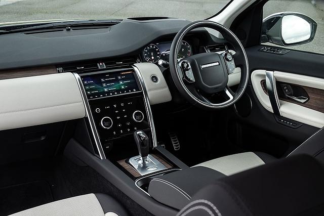 Das Interieur gefällt mit ansprechenden Materialien