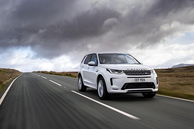 Der Land Rover Discovery Sport P300e wiegt 2.168 Kilogramm