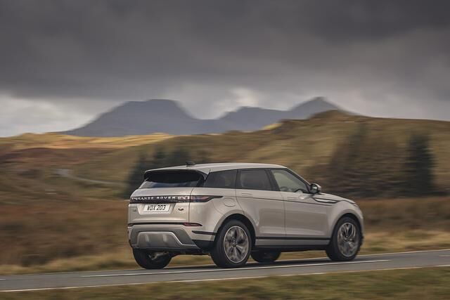 Während der Fahrt wandet Energie, die beim Rollen, Bremsen oder Gaswegnehmen frei wird, zurück in die Batterie