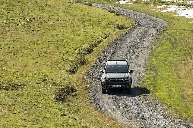 Auch abseits befestigter Straßen steht der Toyota Hilux seinen Mann