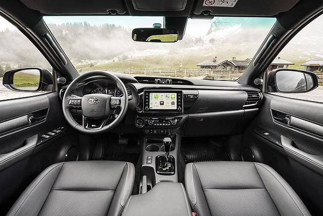 Das Cockpit ist mit genarbten Oberflächen und Klavierlack-Applikationen aufgehübscht