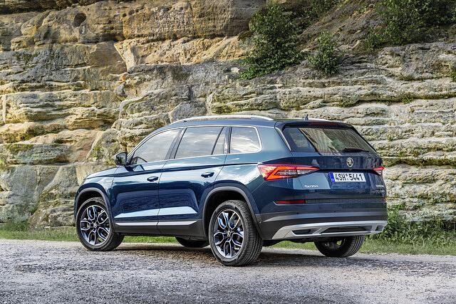 So mächtig wie das große SUV auf seinen Rädern vor uns steht, so bärig gibt er sich als Fahr-Zeug