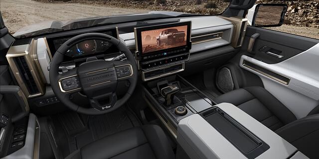 Innen ist der Hummer ebenfalls klassisch und kantig gestaltet; dominiert wird das Interieur aber von den zwei großen Bildschirmen