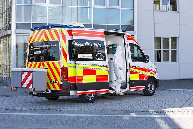 Der Schutzanzug wird im keimdichten Behälter entsorgt