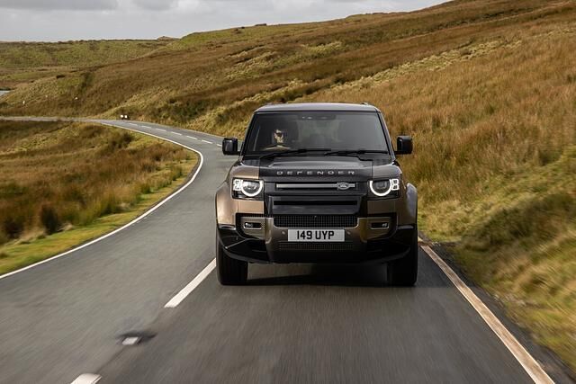 Auf der Tour zum Testterrain rund um die das Eastnor Castle geht es im Defender 90 über ganz normale Straßen