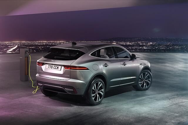 Alternativ gibt es den E-Pace künftig auch als Plug-in-Hybrid, der bis zu 65 Kilometer weit rein elektrisch fahren kann