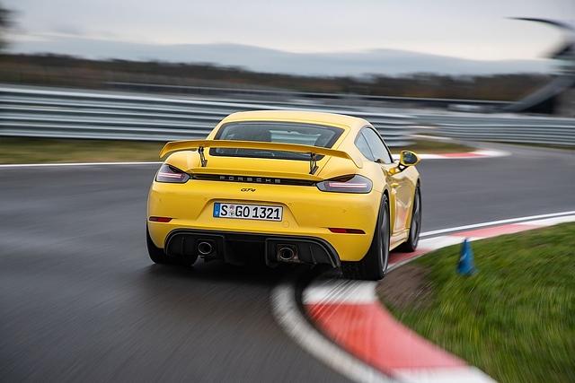 In den Kurven zeigt der Cayman GT4 seine Stärke