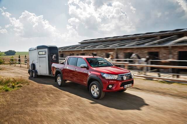 Als ebenfalls preiswerter Lastesel dient der Pick-up Toyota Hilux, bei dem immerhin vier Personen mitfahren können