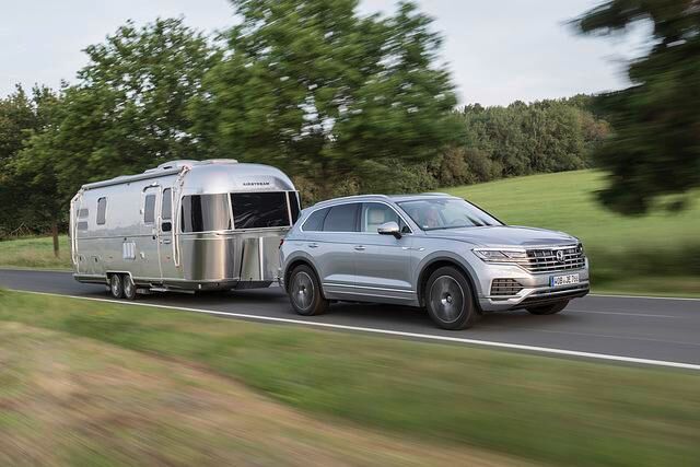 Der ab 59.910 Euro erhältliche VW Touareg wird allradgetrieben von einem Diesel-V6 mit 170 kW/231 PS