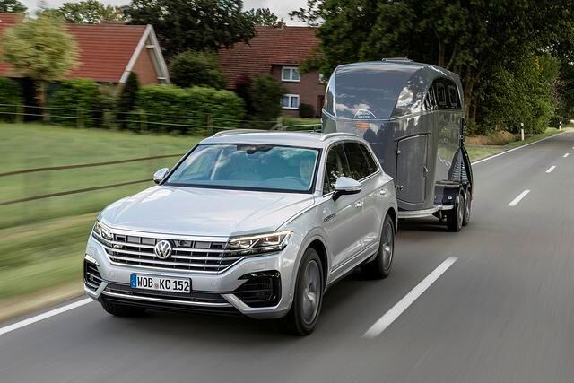 Wer regelmäßig schwere Pferdeanhänger, Wohnwagen oder Boottrailer bewegen will, braucht ein Auto, das viel Gewicht an den Haken nehmen darf, hier der VW Touareg