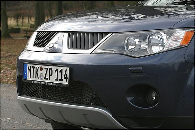 Der Kühlergrill ähnelt dem der Mitsubishi-Studie "Pajero Evo 2+2 Concept"