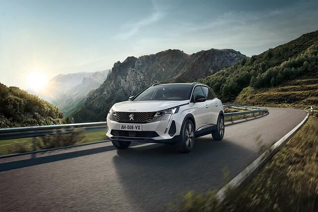 Der Chromrand um den Kühlergrill hat Peugeot beim Facelift des 3008 weggelassen