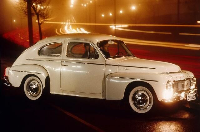 Während automobile Modetrends damals kantige Trapezlinien diktierten, zitierte der bucklige Volvo PV 544 noch amerikanische Fastback-Formen aus der Vorkriegszeit