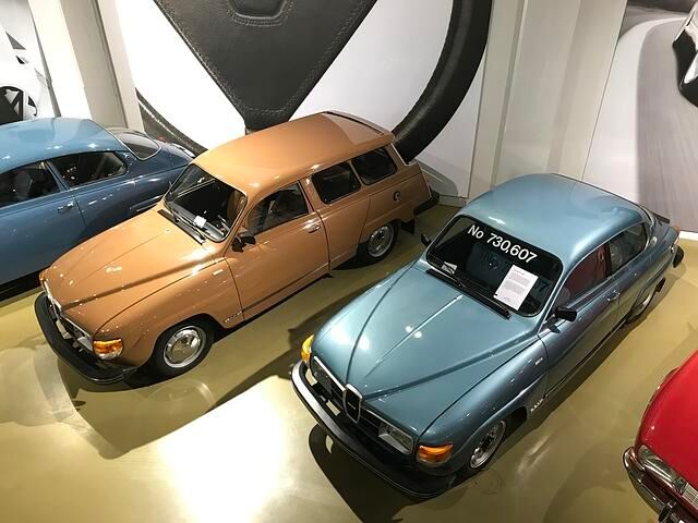 Rechts der letzte jemals gebaute Saab 96
