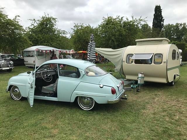 Der Saab mit einem passenden Caravan