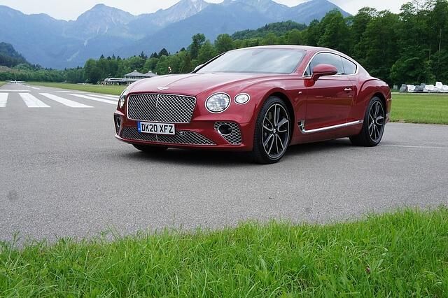 Der Bentley Continental GT V8 hat 404 kW / 550 PS