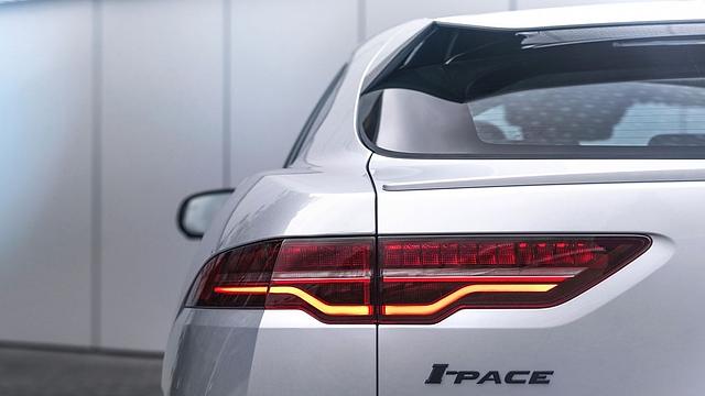 Dank der reduzierten Mehrwertsteuer kostet der I-Pace ab 1. Juli bis Ende Dezember statt 77.300 Euro lediglich 75.352 Euro