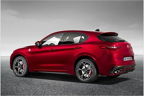 Hier sehen Sie den Stelvio Quadrifoglio mit 510 PS. Eine Version mit 280-PS-Benziner wird zum Start Mitte 2017 ebenfalls erhältlich sein. Diesel-Versionen folgen