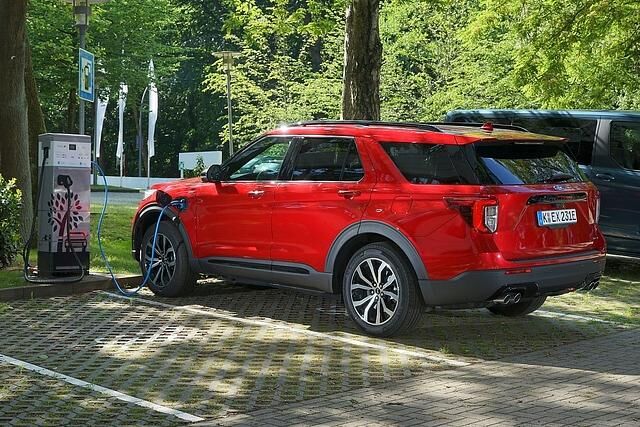 Die Batterie hat eine Kapazität von 13,6 Kilowattstunden