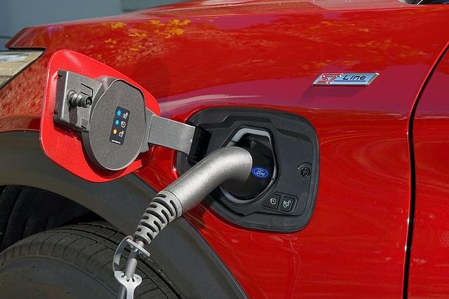 An der 230-Volt-Haushalts-Steckdose benötigt der Explorer Plug-in-Hybrid rund fünf Stunden 50 Minuten, bis die Batterie komplett aufgeladen ist