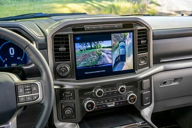 Das Infotainment zeigt sich modernisiert