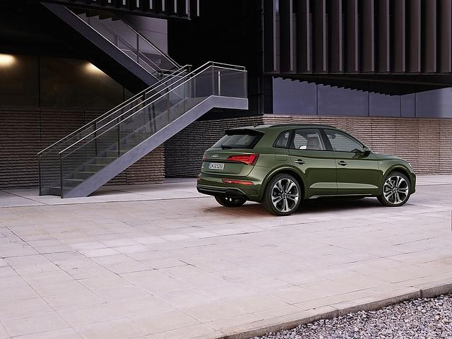Die Plug-in-Hybride werden in zwei Leistungsvarianten mit 220 kW / 299 PS sowie 270 kW / 367 PS Systemleistung angeboten