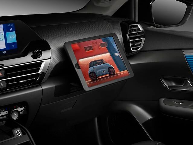 Der Tablet-Halter für den Beifahrer ist versenkbar