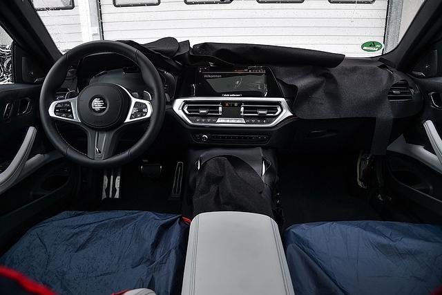 Das Cockpit lässt die Verwandtschaft zu den größeren Brüdern M5 und M8 schon erahnen