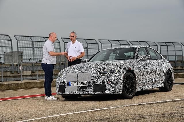 BMW M-Entwicklungschef Dirk Häcker (rechts) erklärt die Feinheiten des neuen M3