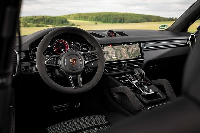 Das Cockpit entspricht dem der anderen Cayenne-Modelle
