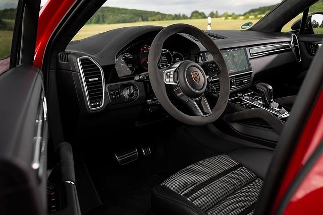 Das Alcantara.Lenkrad liegt gut in der Hand