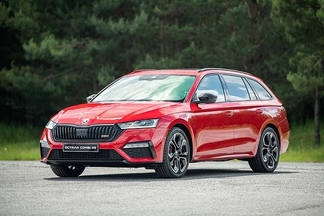 Der schwarze Kühlergrill passt zum Skoda Octavia RS